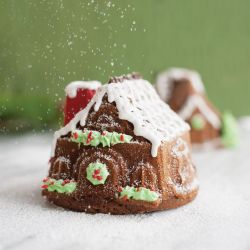 Nordic Ware Gingerbread house Duet kahvikakkuvuoka