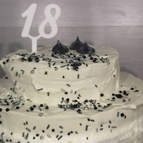 18 kakkukoristetikku, valkoinen